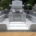 中国産白御影石の『心』のこもった素敵な洋型墓石が完成いたしました。大庭台墓園にて