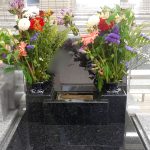 大庭台墓園立体墓地に、雪が舞うような美しさの福島県産浮金石のお墓が完成。国内産黒御影石を国内で加工した、純国産のお墓